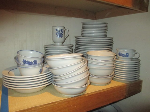 87 Pieces of Pfaltzgraff Yorktowne Stoneware (1 of 6)