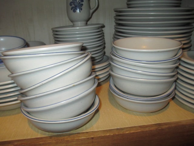 87 Pieces of Pfaltzgraff Yorktowne Stoneware - 3