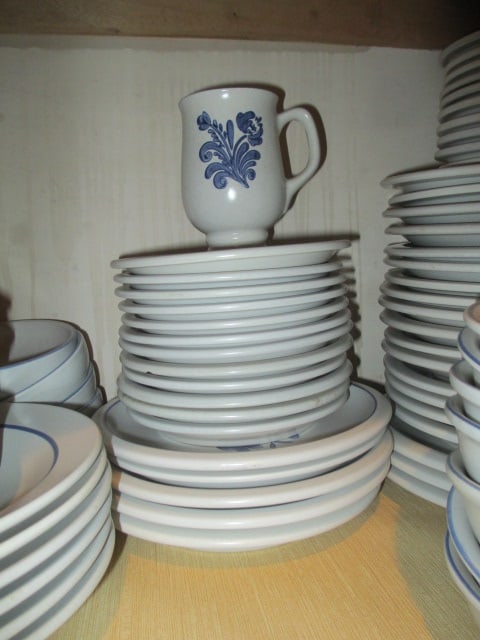 87 Pieces of Pfaltzgraff Yorktowne Stoneware - 4