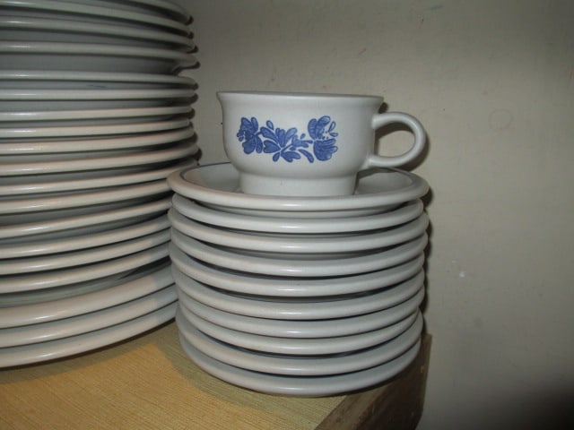 87 Pieces of Pfaltzgraff Yorktowne Stoneware - 5