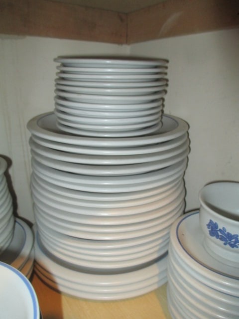 87 Pieces of Pfaltzgraff Yorktowne Stoneware - 6