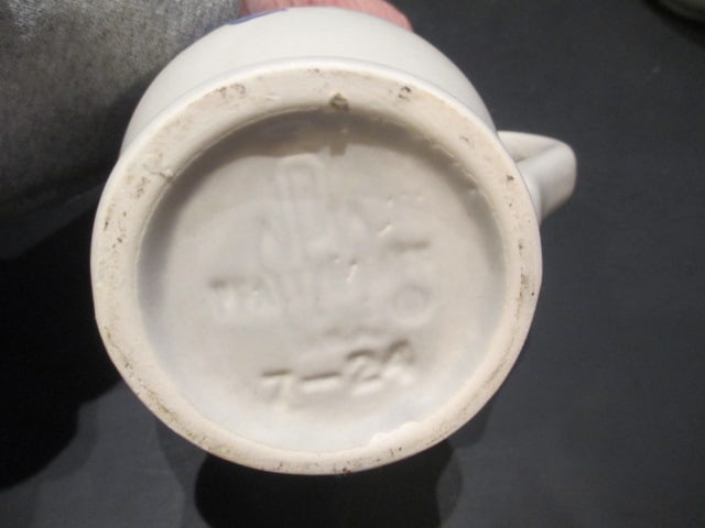 Pfaltzgraff Yorktowne Teapot, Creamer, Sugar Bowl and Four Mugs - 4