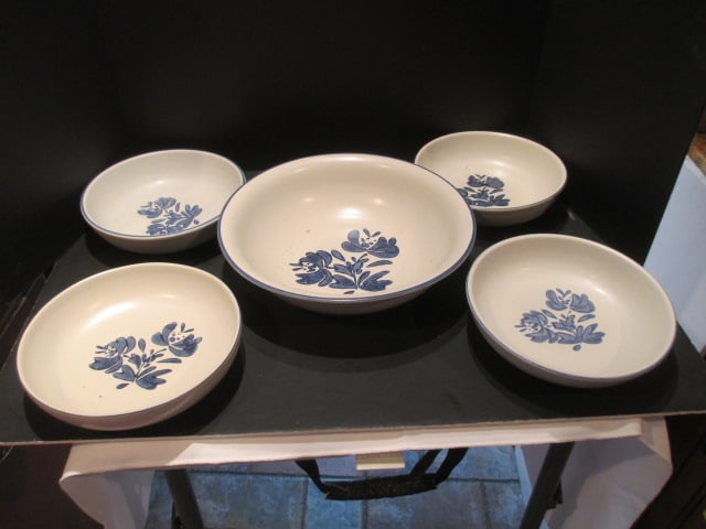Pfaltzgraff Yorktowne Pasta Bowl Set: (1)12 1/4"dia bowl, (4)8 1/2"dia bowls 