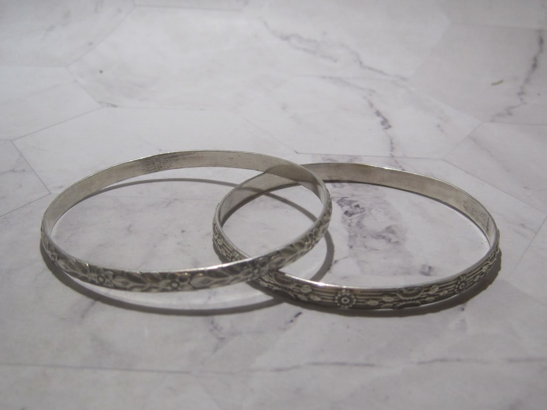 Lot of 2 Sterling Silver Vintage Bangle Bracelets (1 of 5)