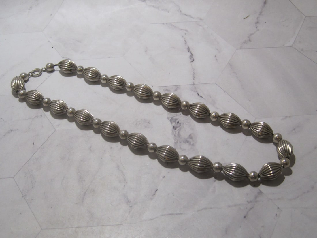 Sterling Silver Vintage Necklace: Weighs 26 grams, 16" long, alternating fancy ribbed bends and ball design 