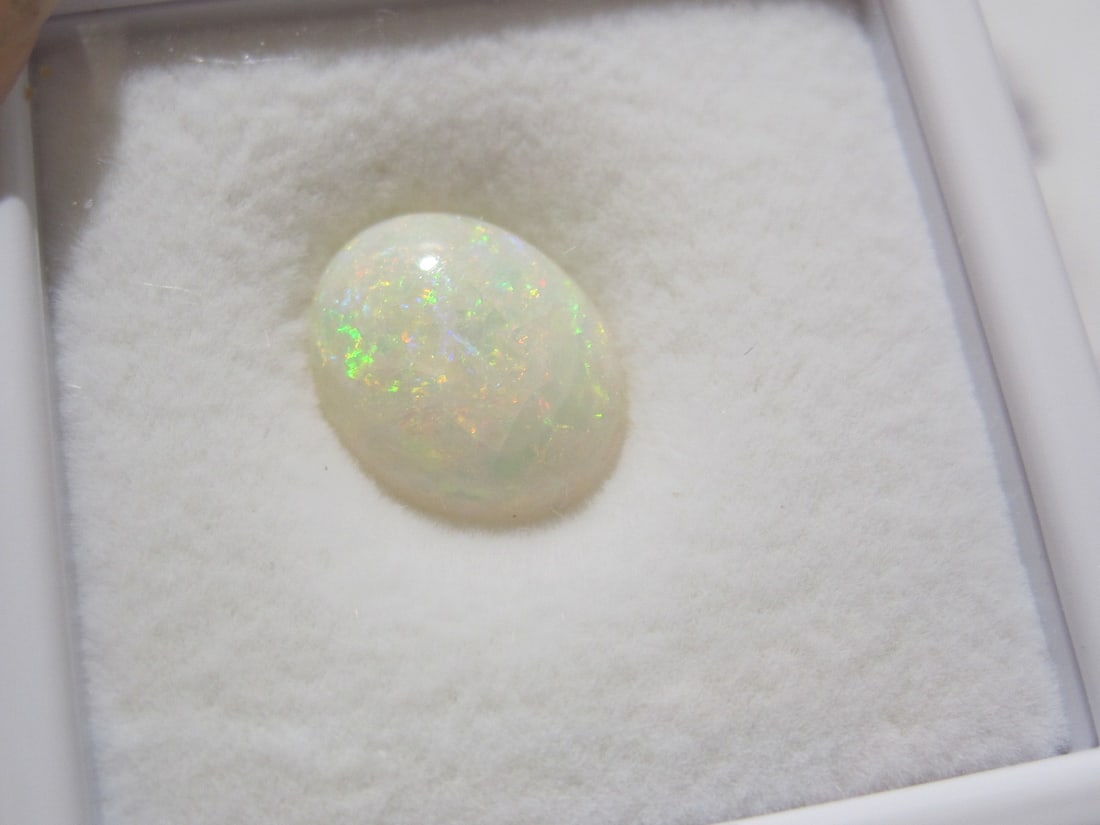 Opal: 4.9 carats, 13.3x10.8mm, Australian, oval cabochon cut 