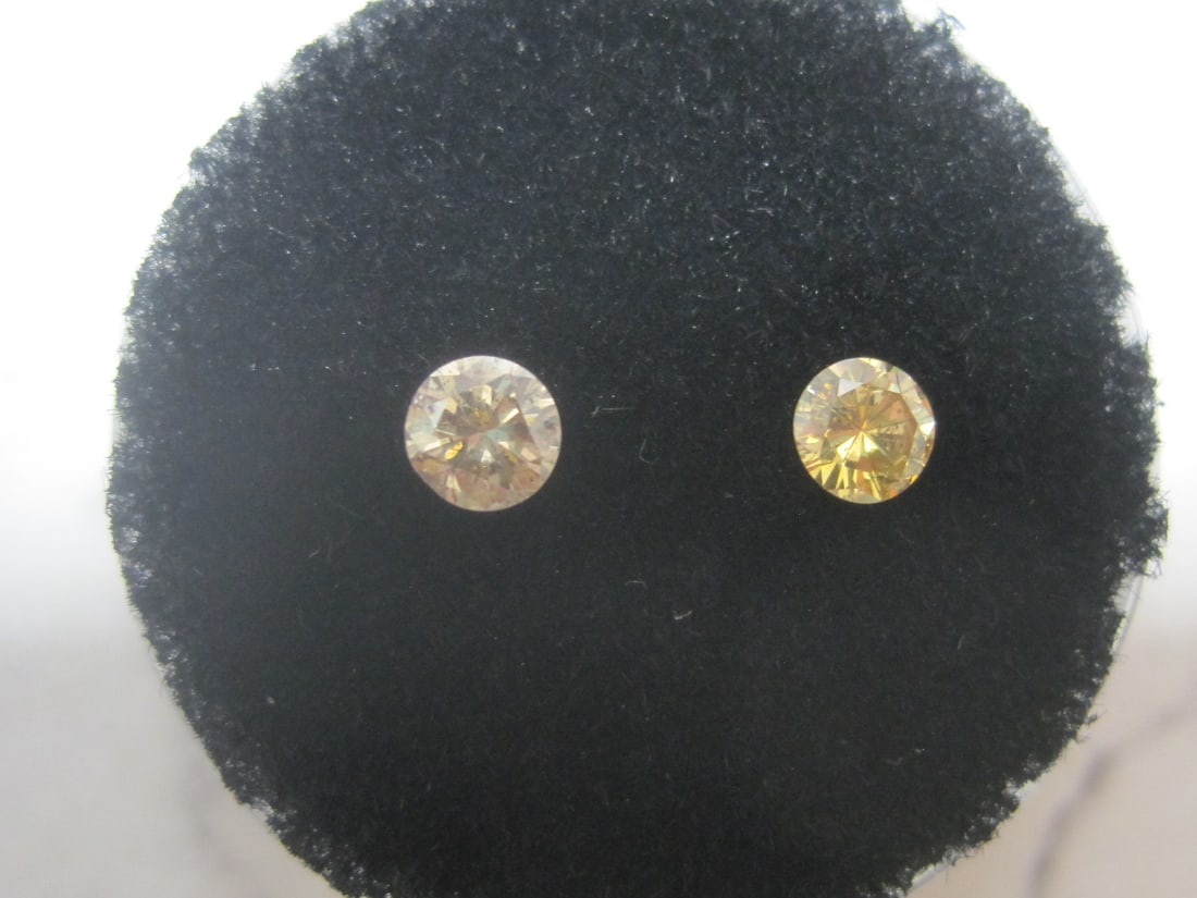 Pair of Diamonds: 0.20 carat each, Round brilliant, fancy yellow brown, Nice for earrings or side stones, natural diamonds 