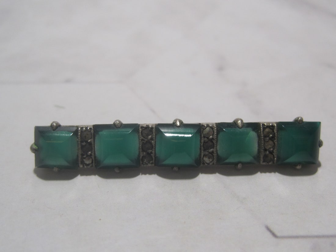 Sterling Silver Art Deco Chrysoprase& Marcasite Pin: Weighs 3.2 grams 