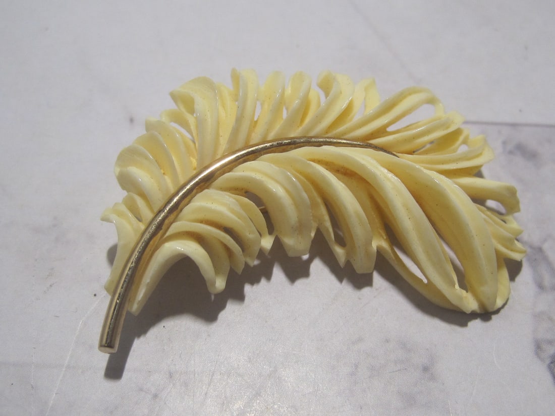 12k Gold-Filled Carved Feather Shape Brooch: Over 2" long 