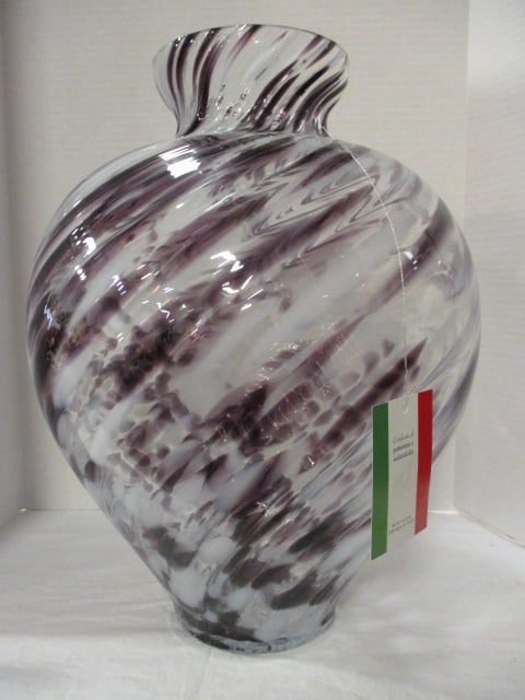Italian Murano Masters Techniques Swirl Design Art Glass Vase: Has Sticker and COA hand tag certifying glass was made according to the technique of the Murano Masters, 17"h 