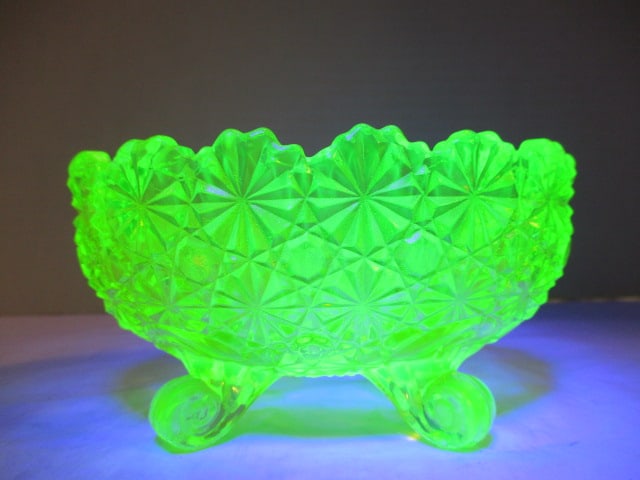 Vintage LG Wright Daisy and Button Uranium/Vaseline Dish (1 of 9)