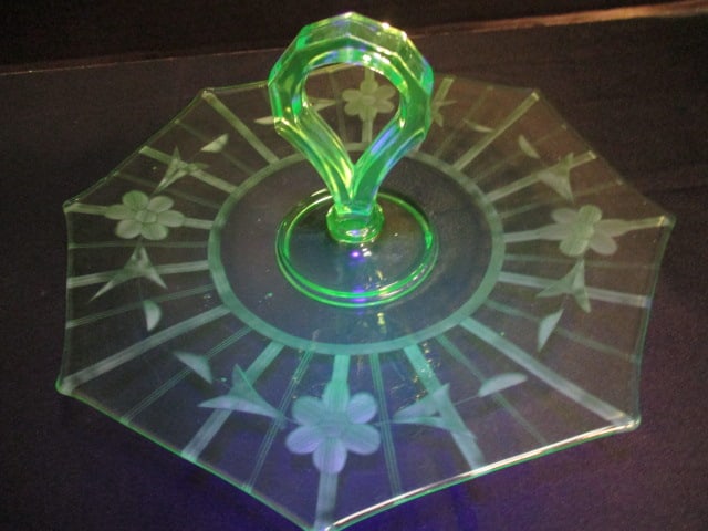 Green Depression Uranium/Vaseline Glass Handled Tray (1 of 14)