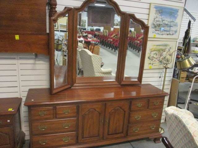 Thomasville Triple Dresser with Tri-Fold Beveled Mirror (1 of 10)
