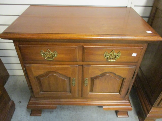 Thomasville Nightstand with Drawer and Doors (1 of 6)