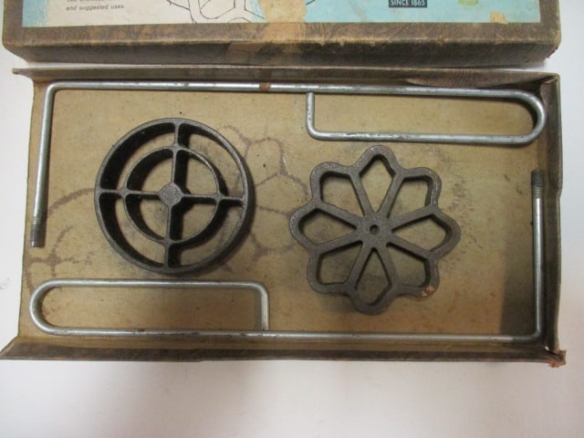 Vintage Griswold "Patty Molds" in Original Box - 5