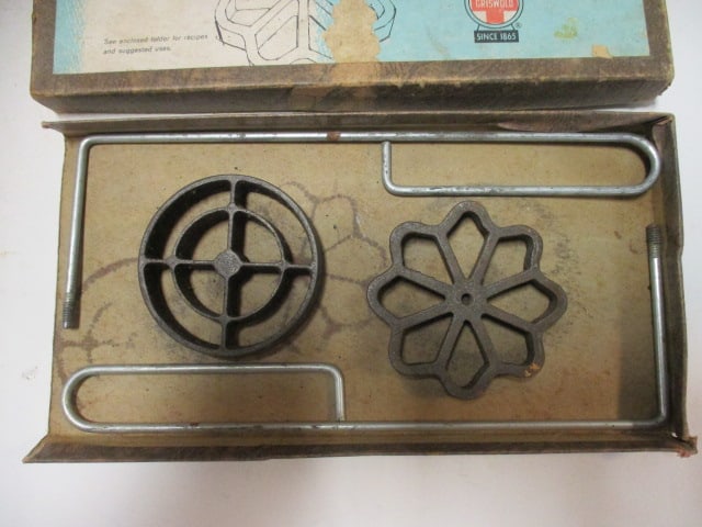Vintage Griswold "Patty Molds" in Original Box - 6