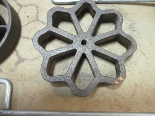 Vintage Griswold "Patty Molds" in Original Box - 8