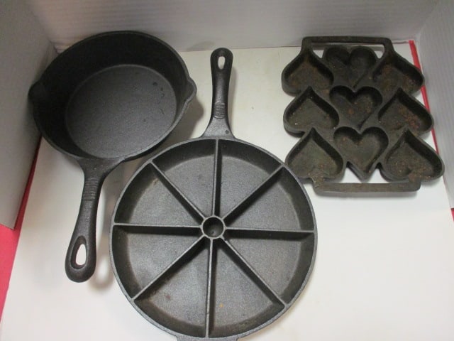 Cast Iron Skillet, Cornbread Pan and Heart Cookie Pan (1 of 11)