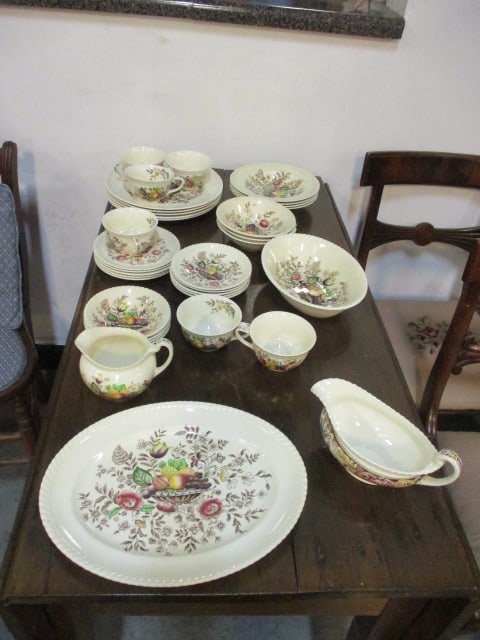 35pc.Pomona Windsor Ware by Johnson Bros. China Set (1 of 17)