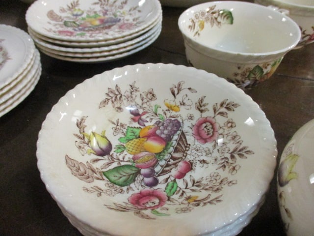 35pc.Pomona Windsor Ware by Johnson Bros. China Set - 4