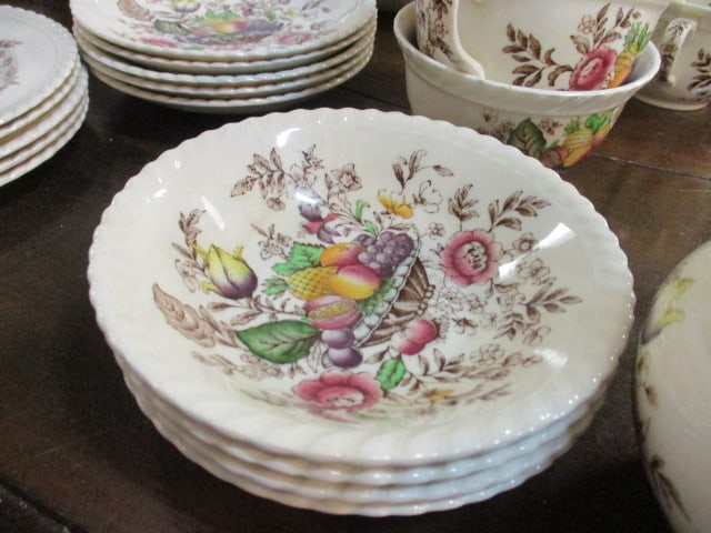 35pc.Pomona Windsor Ware by Johnson Bros. China Set - 5