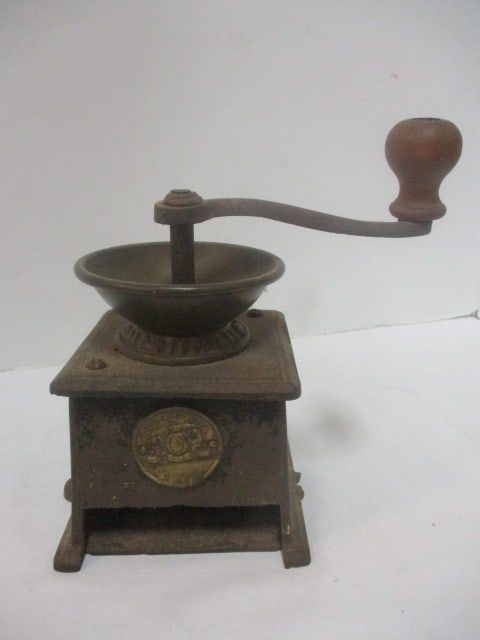 Victoria Cast Iron Coffee Mill (1 of 5)