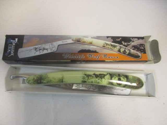 Tomahawk Wildlife Wolf Razor in Box: . 