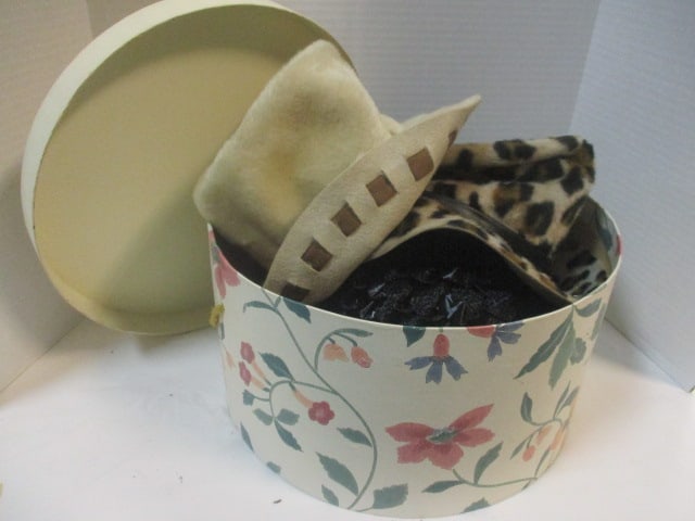 Vintage Ladies Hats in Hat Box (1 of 7)