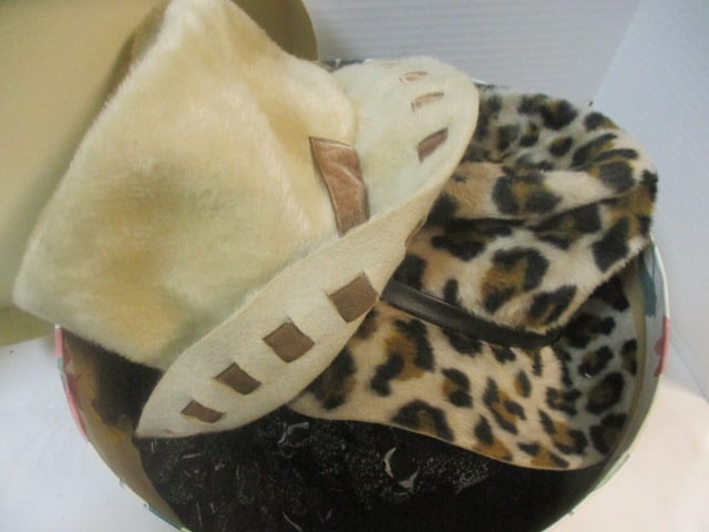 Vintage Ladies Hats in Hat Box - 2