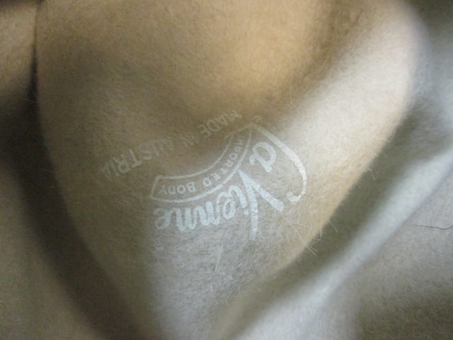 Vintage Ladies Hats in Hat Box - 4