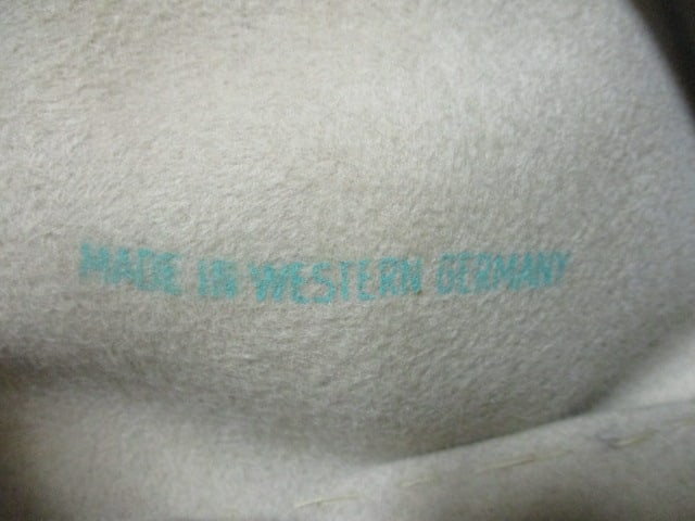 Vintage Ladies Hats in Hat Box - 5