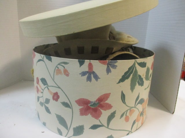 Vintage Ladies Hats in Hat Box - 7