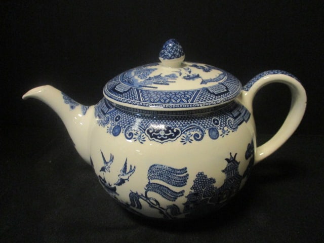 Johnson Bros. Blue Willow Teapot (1 of 6)