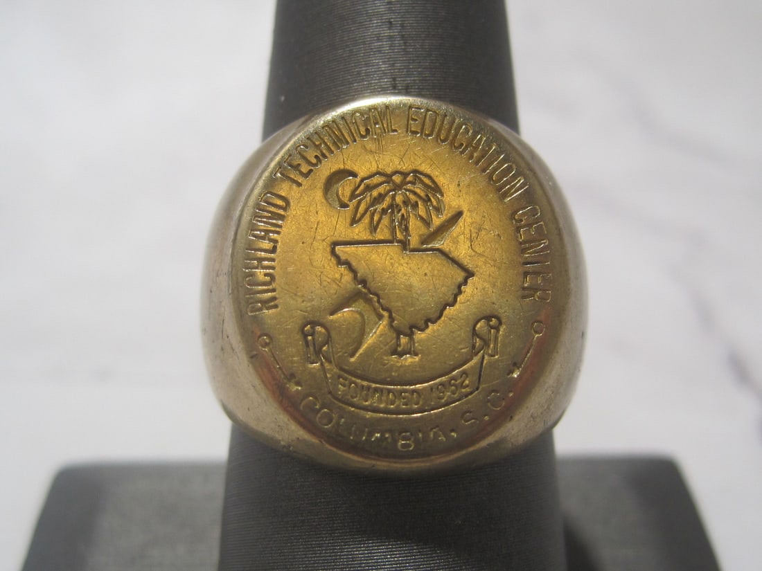 10k Gold Richland Technical Education Center Class Ring: Weighs 16.1 grams, Size 8 1/2 