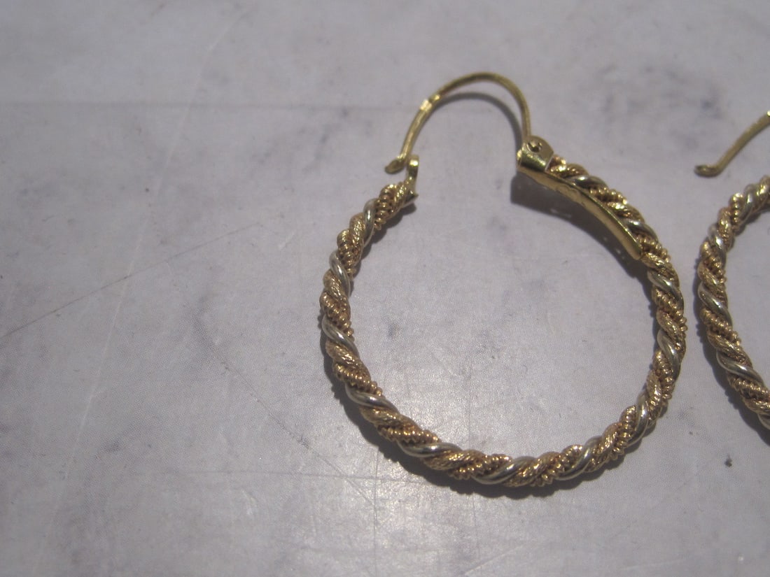 Pair of 18k Gold Earrings - 2