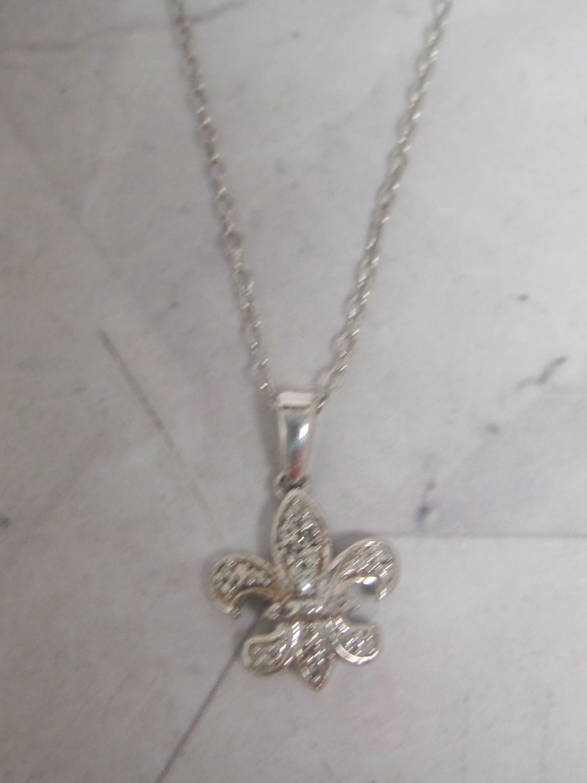 18" Sterling Silver Fleur-de-lis Necklace: Weighs 2.1 grams 