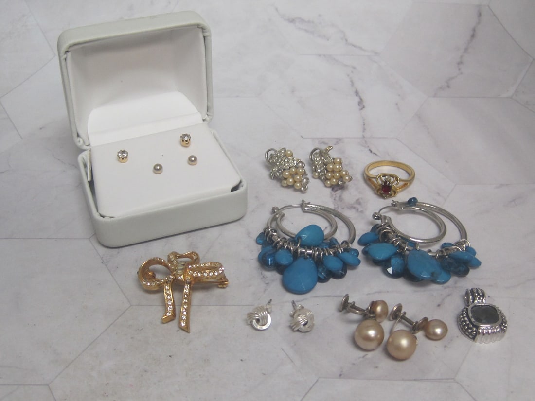 Lot of Misc. Jewelry (1 of 5)