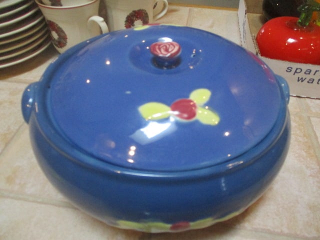 Handpainted USA Pottery Covered Vegetable Dish (1 of 5)