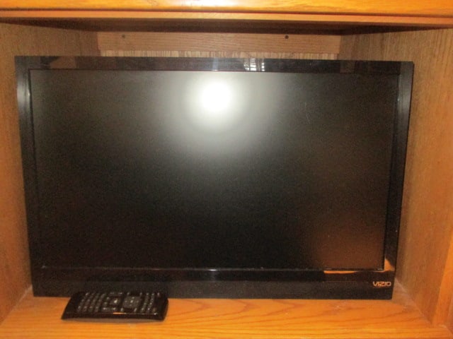 Vizio 24" Flat Screen TV with Remote (1 of 3)