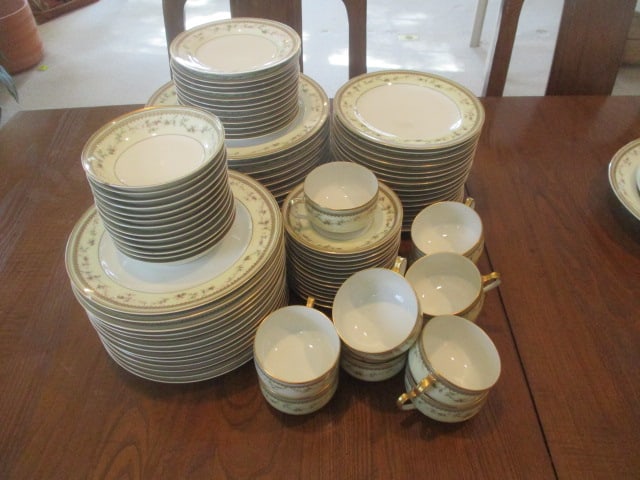 92 Pieces of Haviland & Co. Limoges France "Yale" Fine China (1 of 14)