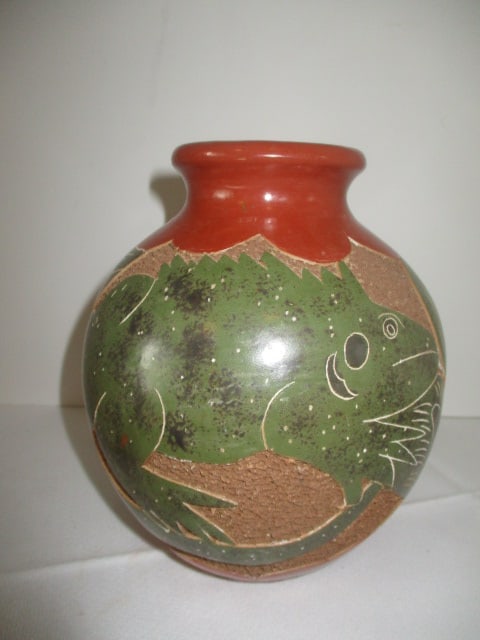 Handmade Folk Art Costa Rican Chorotega Pottery Vase with Carved Lizard: 7"h 