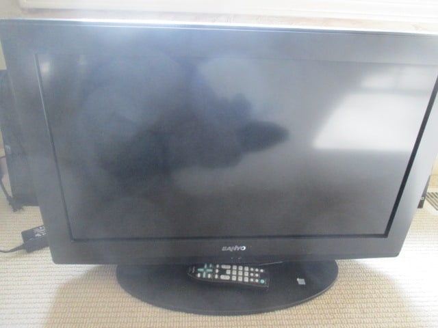 Sanyo 26" Flat Screen TV with Remote (1 of 5)
