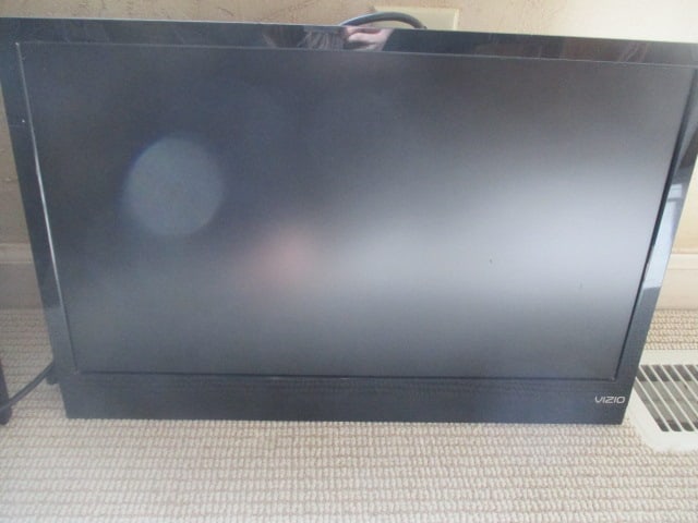 Vizio 22" Flat Screen TV with Remote (1 of 6)