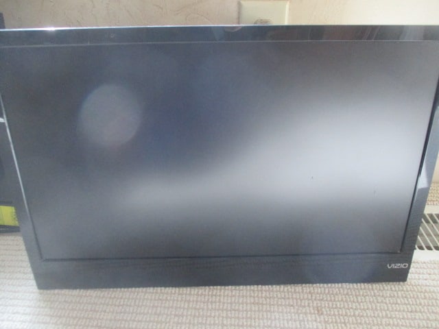 Vizio 22" Flat Screen TV with Remote (1 of 6)