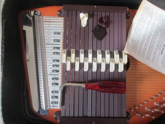 Vintage Oscar Schmidt International Model "BH" Autoharp in Carry Case - 2