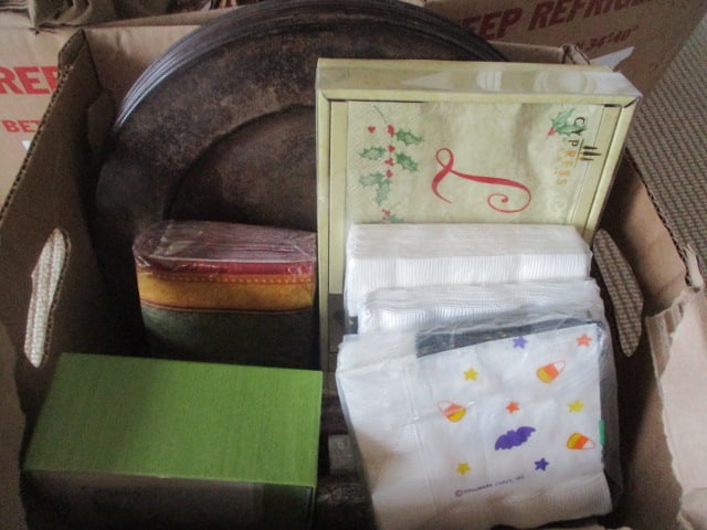 Grouping of Plate Chargers and Paper Party Napkins (1 of 5)