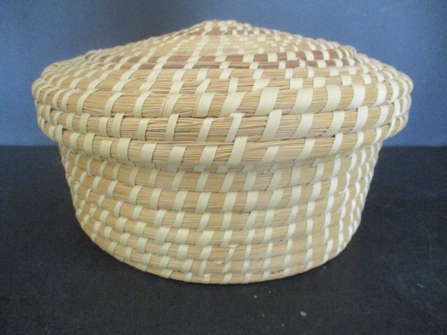 Vintage Gullah Sweet Grass Round Lidded Basket (1 of 5)