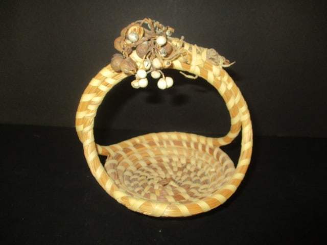 Vintage Gullah Sweet Grass Handled Miniature Basket with Dried Berry Sprig: 5"dia x 5 1/2"h 