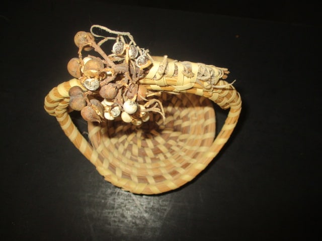Vintage Gullah Sweet Grass Handled Miniature Basket with Dried Berry Sprig - 2