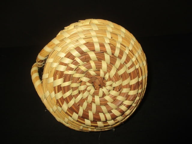 Vintage Gullah Sweet Grass Handled Miniature Basket with Dried Berry Sprig - 3